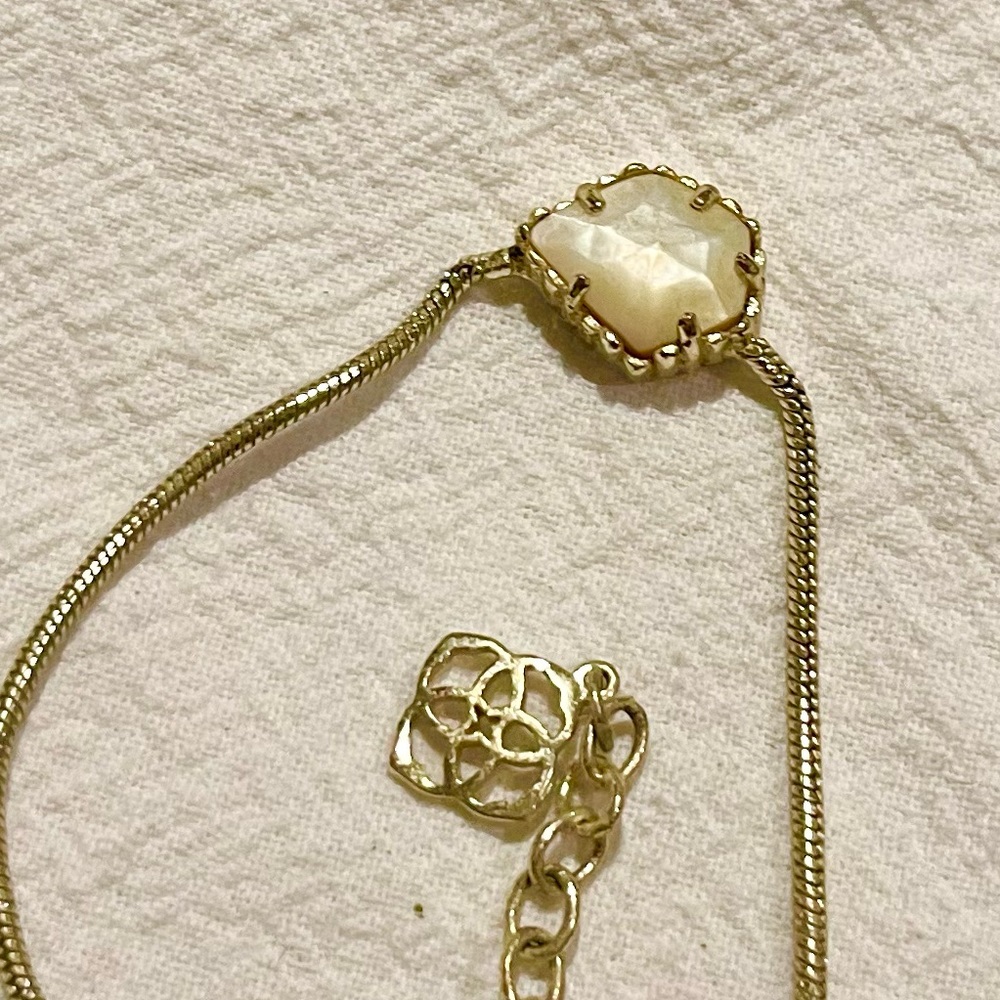 Kendra Scott necklace